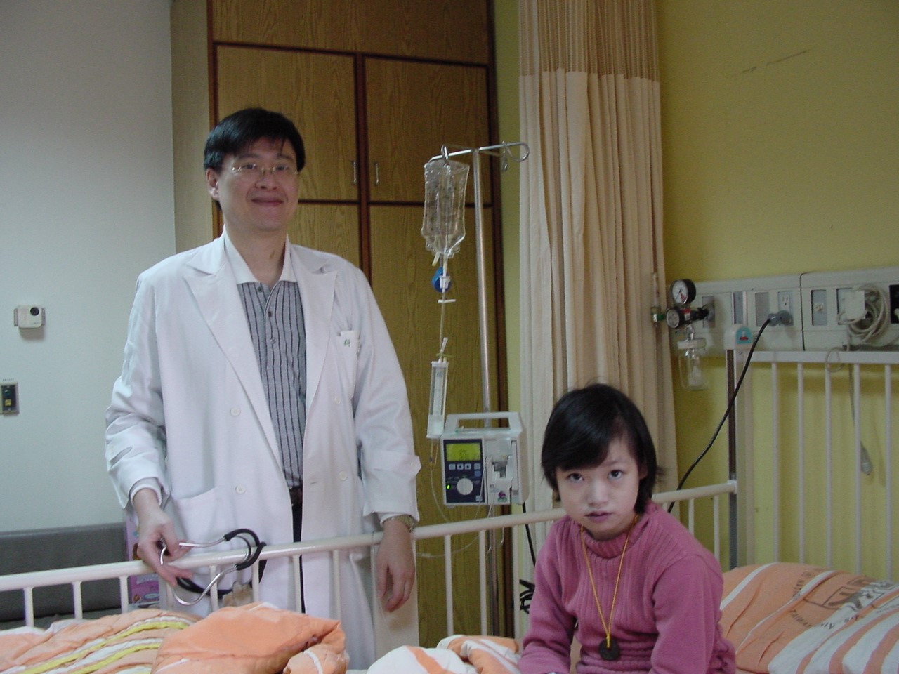 台大醫院小兒心臟科教授王主科醫師至小兒科病房探視欣宜。